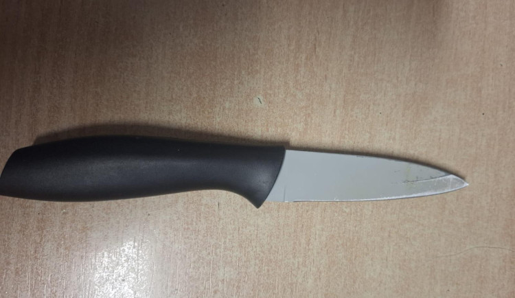 Žena s nožem vyhrožovala přepadením, policisté ji bezpečně zpacifikovali