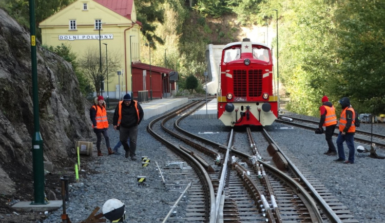 Zkouška opravované zubačky. Na trať vyjela lokomotiva, testovala výhybky