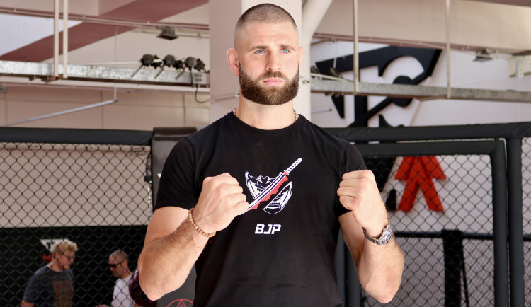 Bijec Procházka omylem dobyl Indii, jeho merch si spletli s politickou podporou