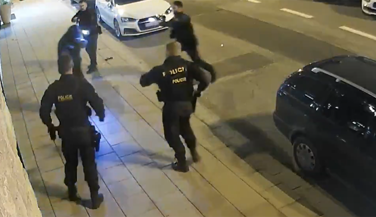 VIDEO: Cizinec s dlouhým nožem útočil na policisty v Olomouci