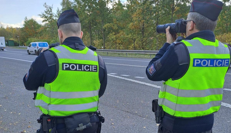Policisté kontrolovali rychlost u Rádelského mlýna. Překročilo 66 řidičů ze sta