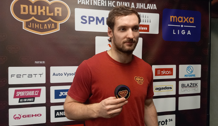 VIDEO: Menšík má puk, kterým dal první gól v aréně, trenér Ujčík se hodně mračil