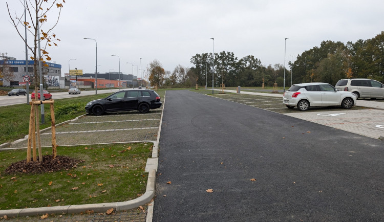 Parkoviště u Sport areálu Vltava bude přes zimu zdarma. Řidiči ušetří až do března