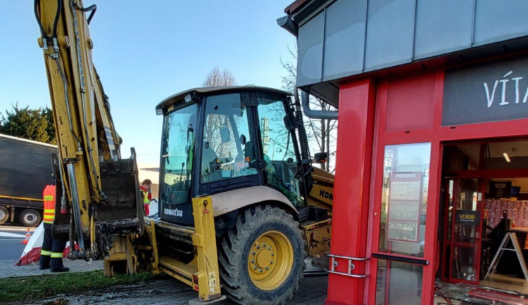 Do obchodního domu v Havlíčkově Brodě narazil bagr, řidič skončil v nemocnici