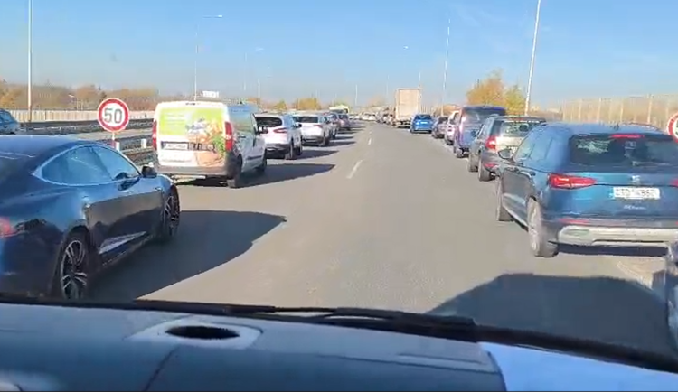 VIDEO: Řidiči v Ostravě mají vzorné chování. Vytvořili ukázkovou záchranářskou uličku