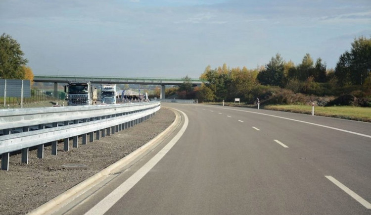 Na D1 se ve směru na Ostravu vysekal kamion. Provoz stál, musel se přeložit náklad