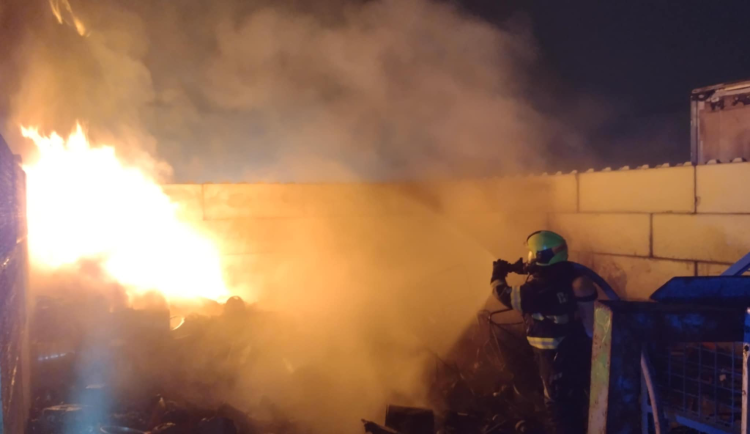 V areálu věznice hořela skládka elektroodpadu, zasahovalo pět jednotek hasičů