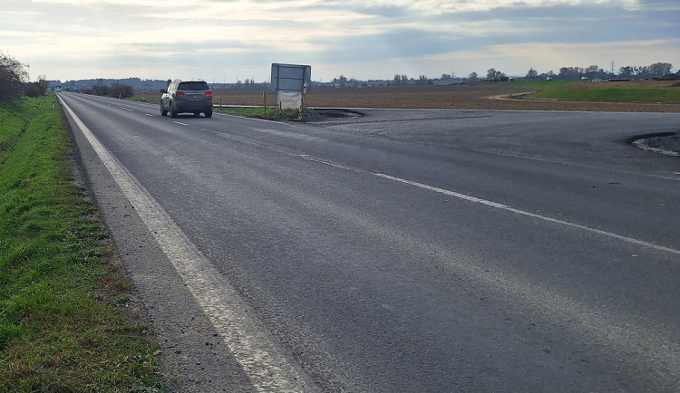 Nová křižovatka k dálnici. Trasu mezi Olomoucí a Přerovem čeká víkendová uzavírka