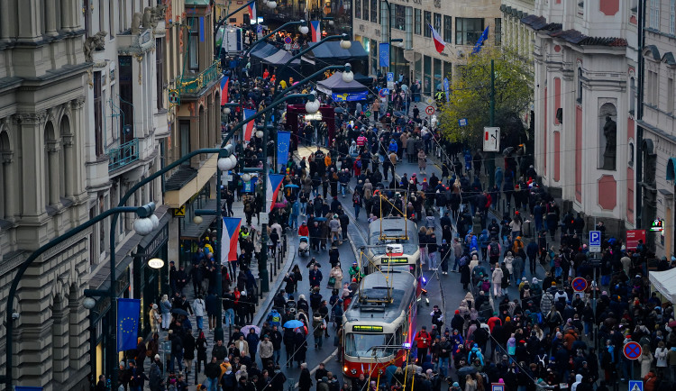 FOTO: Na Národní přišlo i přes déšť 100 tisíc lidí. Lákala hymna i Modlitba pro Martu