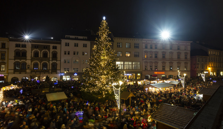 TIP NA VÍKEND: Vánoční trhy v Olomouci lákají davy, v neděli se rozzáří strom