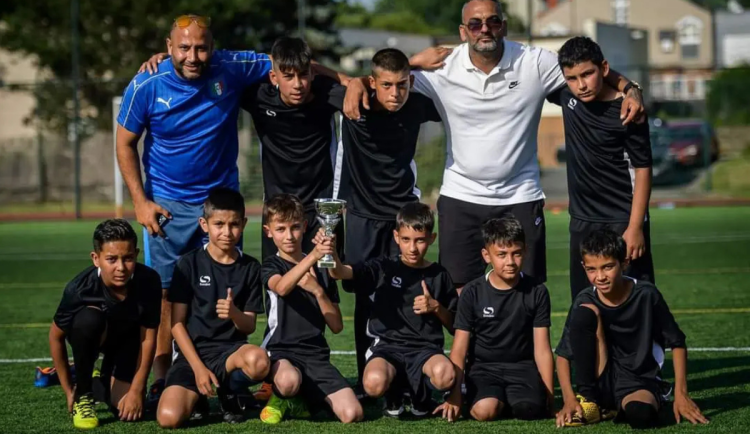 „Plný vagon Egypťanů, je potřeba to vyčistit“. Rasističtí Baníkovci ohrožovali děti ve vlaku