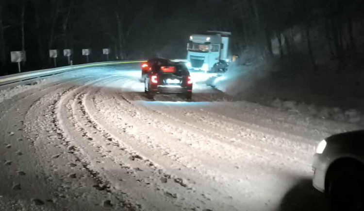 Kolaps nad Šternberkem. Vytížený tah zablokoval kamion
