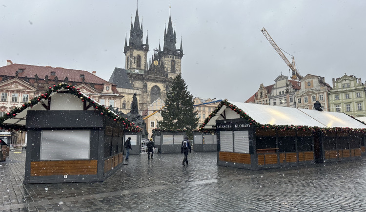 Klobása dražší o deset korun a hudba Ewy Farné. Jaké budou trhy na Staromáku?
