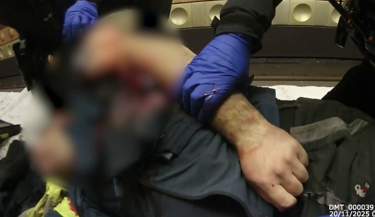 VIDEO: Rozstřihnout bundu, zaškrtit ránu. Jak probíhá záchrana sraženého v metru