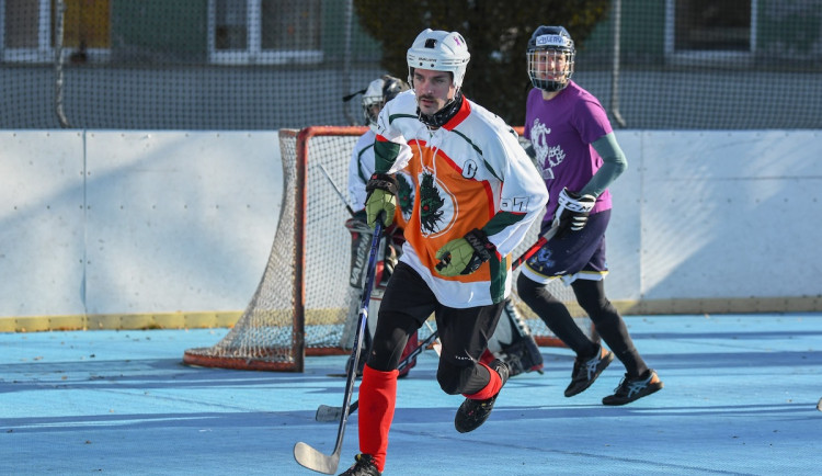 Podpora Movemberu. Kníratí hokejbalisté odehráli speciální kola, nafotili kalendář
