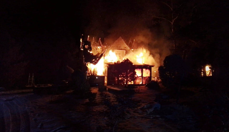 Chata v Budišově hořela kvůli nevychladlému popelu. Jak ho bezpečně ukládat?