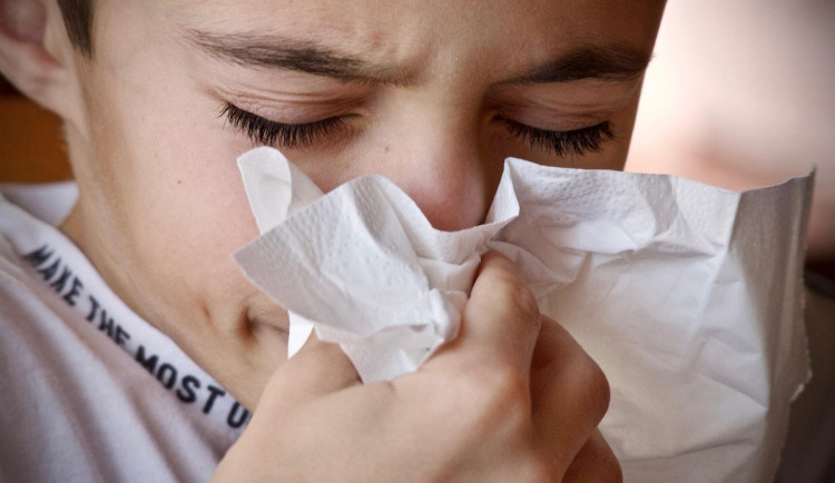 Dětem pod 15 let vstup zakázán. Nemocnice omezuje návštěvy kvůli vysoké nemocnosti