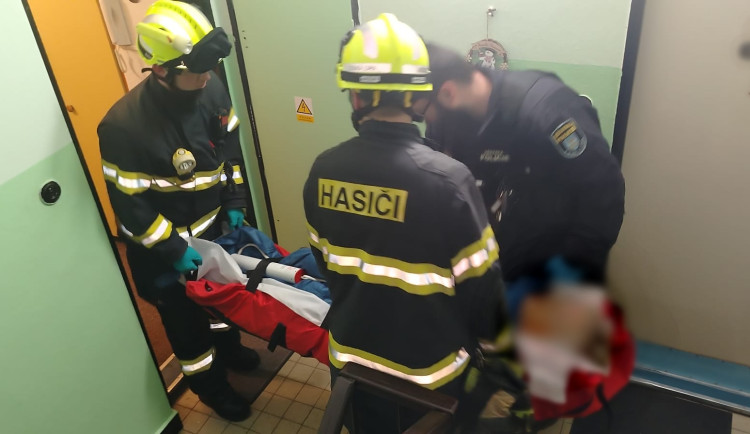 Seniorka ležela celou noc na zemi a nemohla vstát. Pomoci se dovolala před čtvrtou ráno