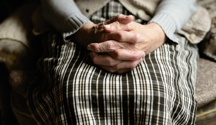 Seniorka v Brně upadla a dva dny ležela na zemi. Pomoc přišla přes sousedův balkon