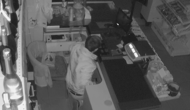 VIDEO: Zloděj se vloupal do vršovického obchodu. Vybral kasu, drobné nechal