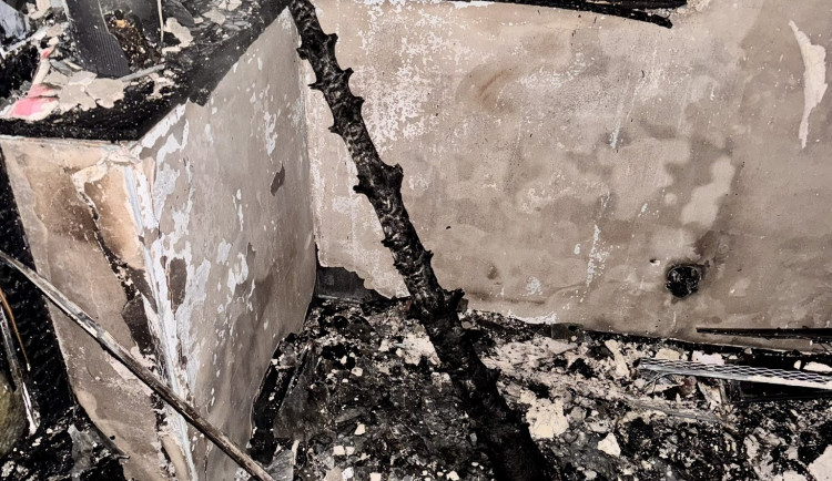 Desítky evakuovaných a škody za miliony. V Praze kvůli prskavkám hořely dva byty