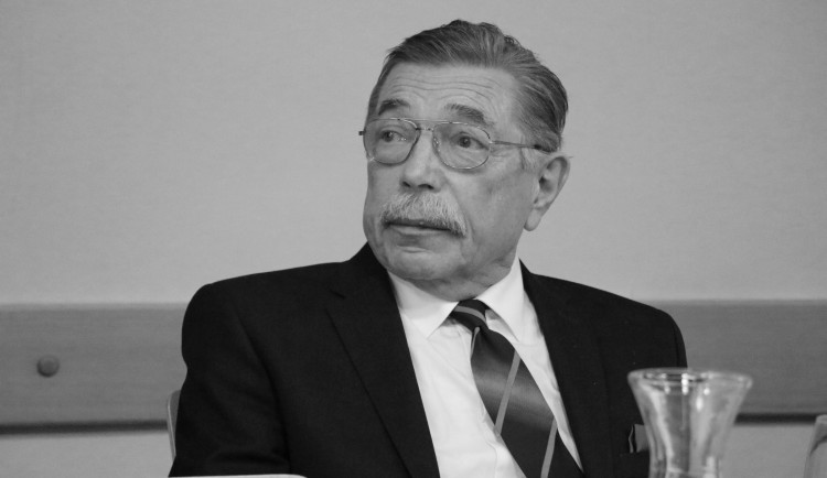 Zemřel chirurg Šustáček. Lékař s velkým srdcem, vzpomínají novoměstští kolegové