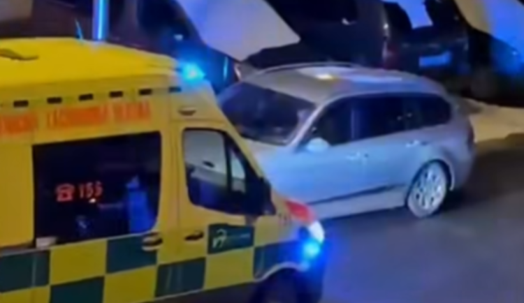 Řidič, který zatarasil na Nový rok cestu sanitce, se sám přihlásil policii