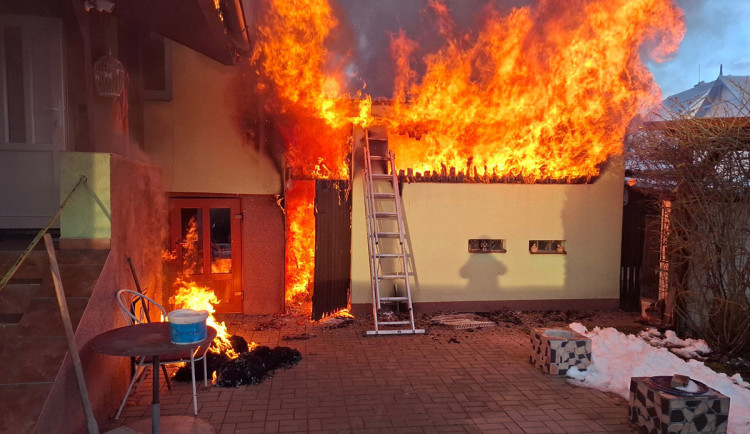 U Šternberka hořela přístavba domu, uvnitř byla i zásoba propan-butanových lahví