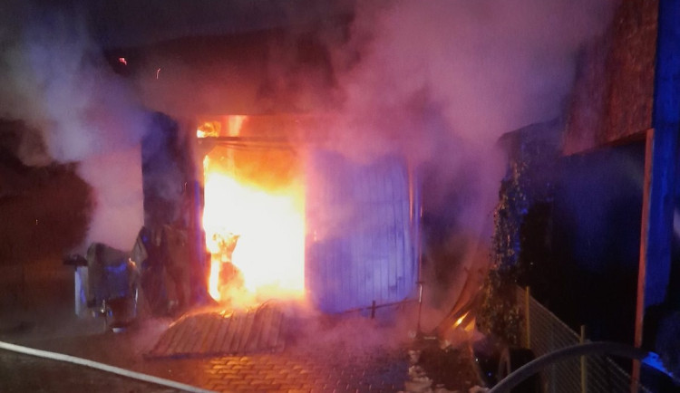 Požár garáže v Přepeřích. Vedlejší dům se hasičům podařilo ochránit