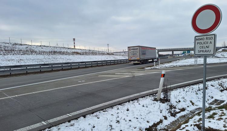 D1 a Přerov bez kamionů. Někteří řidiči ale jezdí zakázaným sjezdem