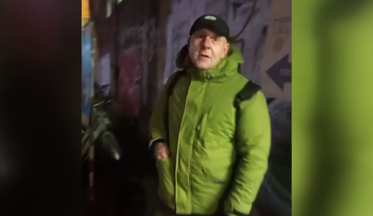 Chtěl cigaretu, dostal pěstí. Policie hledá útočníka z Florence, který muži zlomil čelist