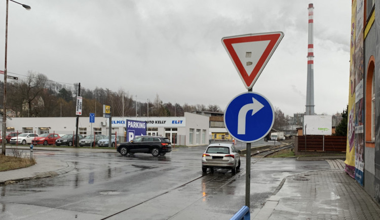 Řidič u Babylonu srazil chodce a ujel. Pátrá po něm policie