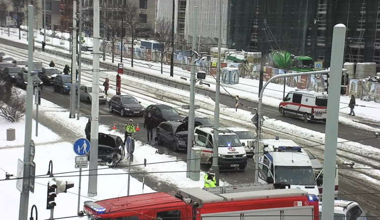 Dvě vážné bouračky v Praze. Zraněni jsou i pacienti a řidič ze sanitky
