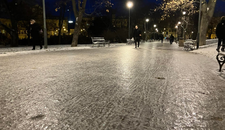 Sníh má na Vysočině vystřídat mrznoucí déšť. V ranní špičce hrozí silná ledovka