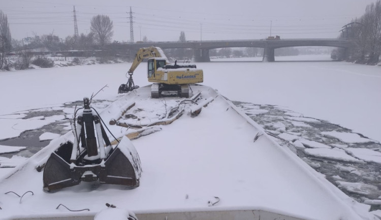 VIDEO: Na Berounku vyjel remorkér s bagrem, rozbíjí led. Kry by mohly ucpat koryto
