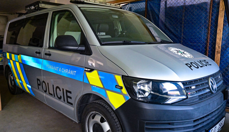 Vážné zranění v Telči: Řidič otevřel dveře auta, narazila do nich cyklistka