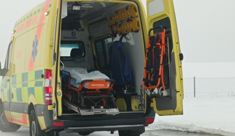 Záchranáři měli kvůli počasí napilno. Vyjížděli k nehodám, pádům i zraněním na svazích