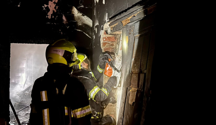 Při požáru na Žižkově zemřel jeden člověk, druhého oživili. Evakuovat museli i školku