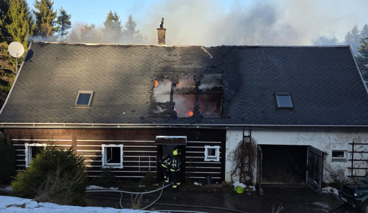 V Kryštofově Údolí hořela chalupa. Hasiči při rychlém zásahu zachránili i techniku