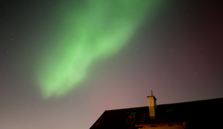 FOTO: Polární záře vybarvila nebe nad Prahou