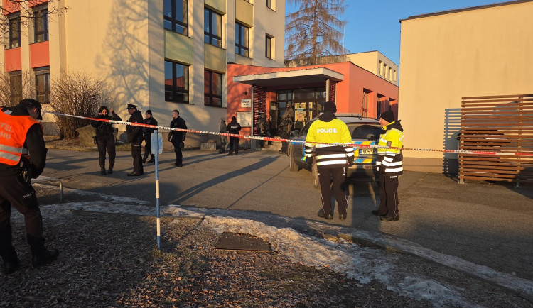 Policie evakuovala školy v Kaplici. Anonym pohrozil výbuchem