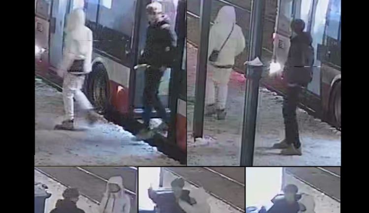 Dvojice napadla a okradla mladíka. Začalo to tabákem, chtěli víc