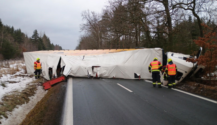 Převrácený kamion zablokoval silnici u Nové Vsi, uniklo z něj palivo