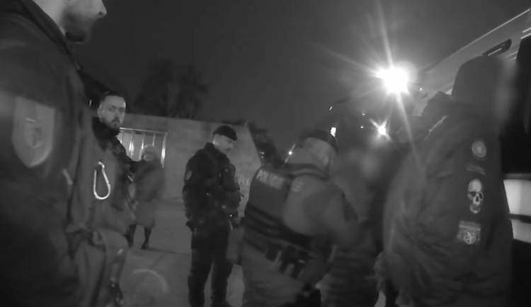 VIDEO: Skinheadi se mezi sebou poprali u hlavního nádraží, nelíbily se jim nášivky