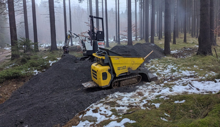 Singltrek se brání kritice za rekonstrukci tratí: se štěrkem máme dobré zkušenosti
