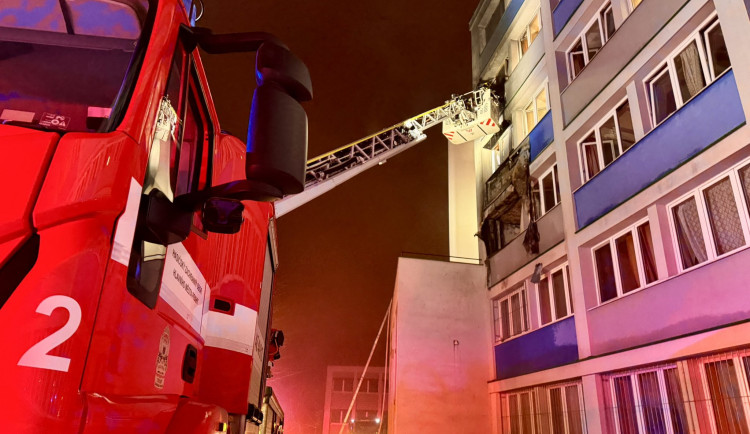 VIDEO: Na Břevnově hořely vysokoškolské koleje. Hasiči zachránili 16 lidí