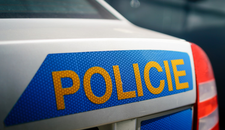Falešný policista připravil ženu z Českokrumlovska o víc než milion. Donutil ji jet až do Prahy