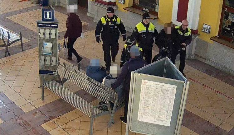 Smůla pro celostátně hledanou ženu v Šumperku. Náhoda k ní přivedla strážníky