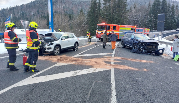 Srážka dvou aut na Mýtě u Harrachova. Vrtulník transportoval do nemocnice zraněného