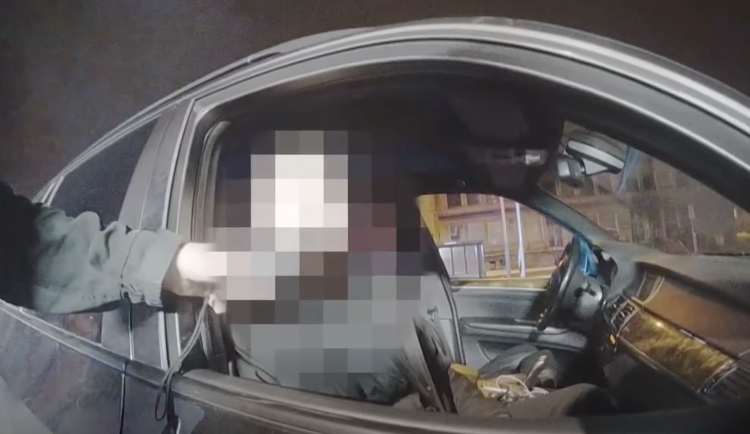 VIDEO: Opilec jel s proraženou pneumatikou. Při kontrole si přesedl, v autě byl ale sám